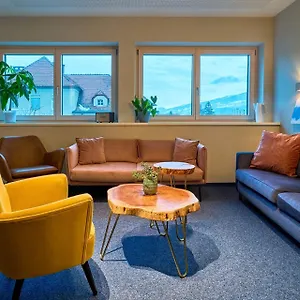 Charmante Fuer 2 Personen In Zentrumsnaehe X Privater Parkplatz X Hochwertige Coworking-arbeitsplaetze Im Haus Apartment Innsbruck