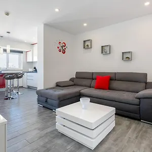 Red Velvet 1 Bdr Flat With Balcony By Lovelystay , Portimão Portugal